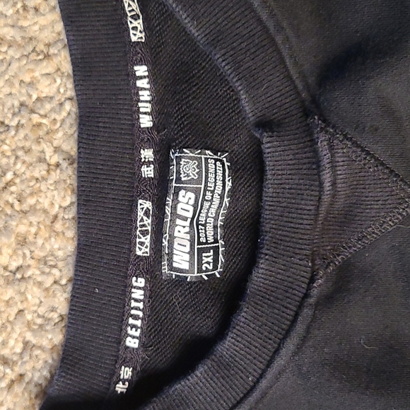 League of Lengends 2017 World Championships Crewneck Sweatshirt - Picture 4 of 6